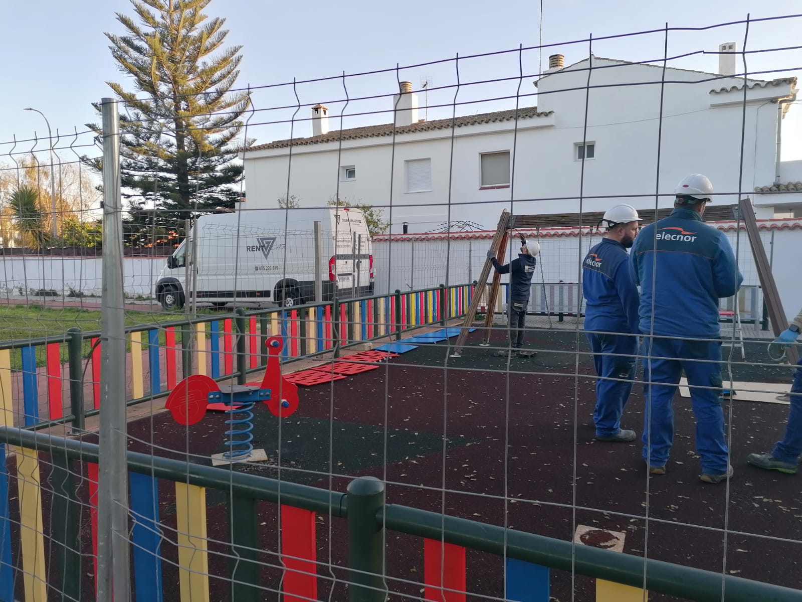 https://puertoreal.es/noticia/el-ayuntamiento-comienza-los-trabajos-de-mejora-en-areas-infantiles-de-gerontogimnasia-y-calistenia-en-parques-y-jardines-de-puerto-real/