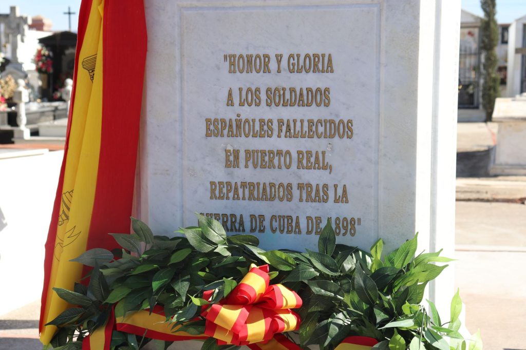 Puerto Real rinde homenaje a los soldados repatriados de la Guerra de Cuba con un monumento en el cementerio de San Roque