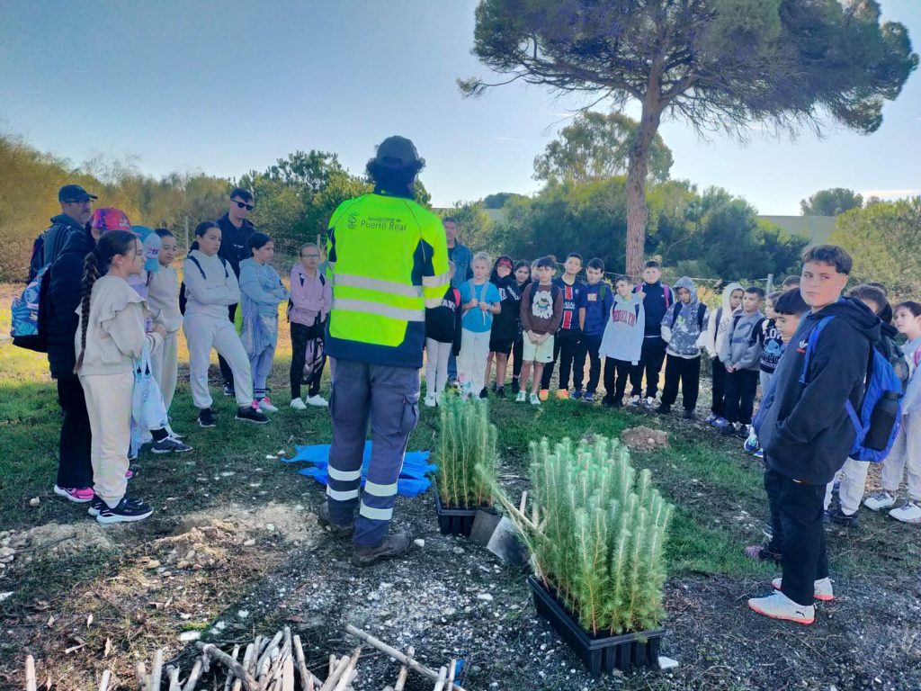 El alumnado del CEIP Río San Pedro participa en la reforestación del Caño de Cortadura