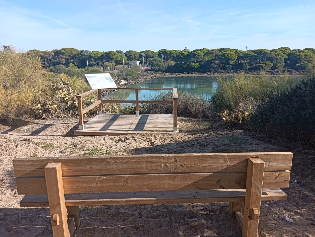 El Caño de la Cortadura estrena un mirador para potenciar el entorno natural y la historia local