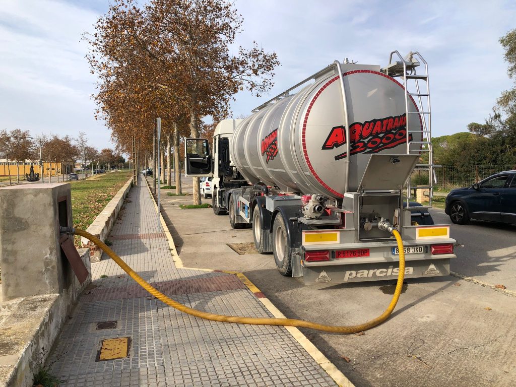 Un camión cisterna de 23 metros cúbicos de capacidad sumnistra agua potable a los vecinos afectados por el corte de suministro debido a averías en la red