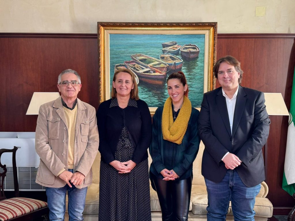 La alcaldesa recibe al pregonero de la Navidad y a la Estrella de Oro