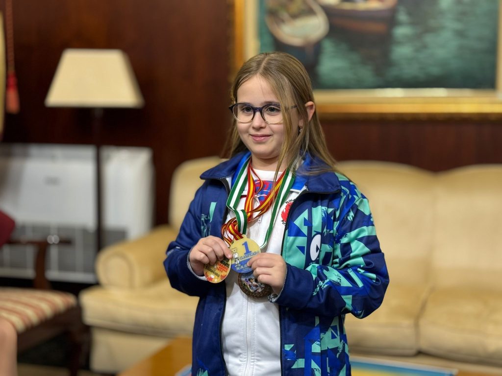 La joven deportista Cloe Delgado Chanivet es recibida en el Ayuntamiento por la alcaldesa y la concejala de Deportes
