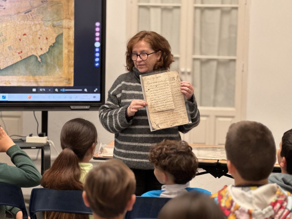 Escolares del CEIP El Trocadero visitan el Archivo Municipal para acercarse a la historia de Puerto Real