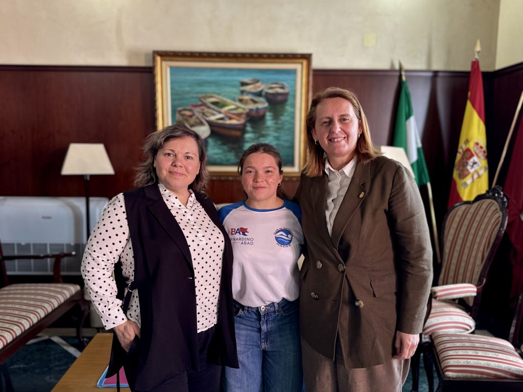 La alcaldesa y la concejala de Deportes reciben a la nadadora Aitana Estrada en reconocimiento a sus destacados éxitos deportivos