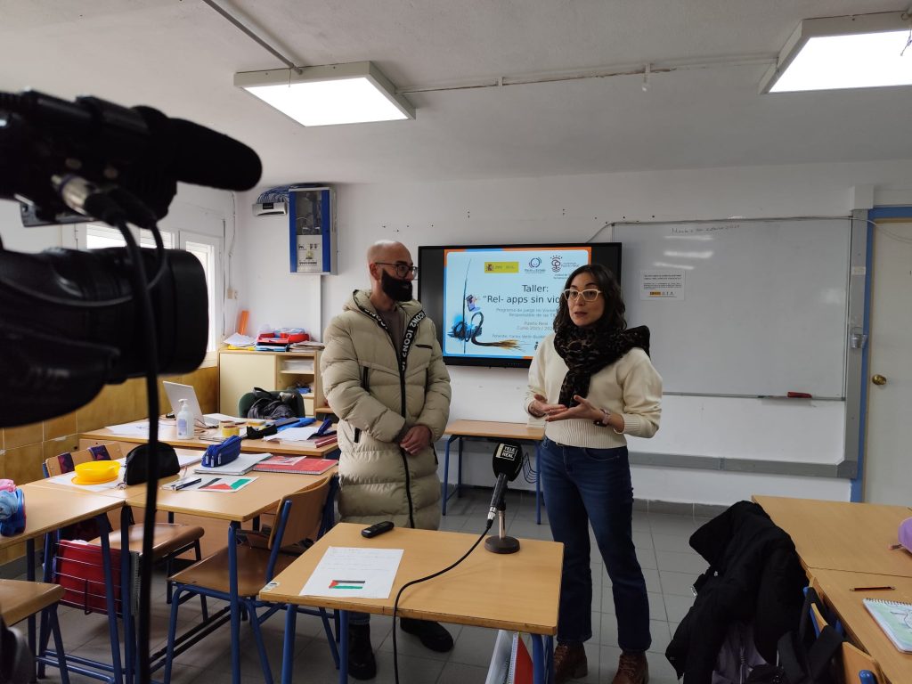 La concejala de Feminismos presenta el taller “Rel-Apps sin violencia” que se imparte en los centros educativos