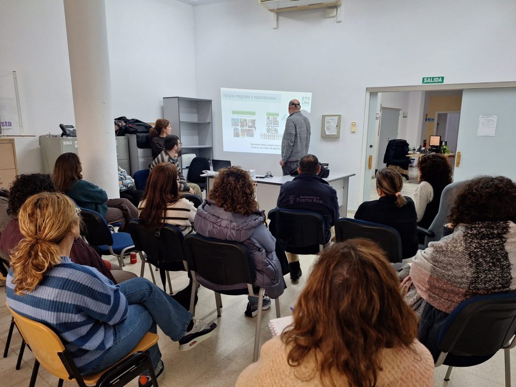 Puerto Real impulsa la accesibilidad cognitiva en los Servicios Sociales con un taller junto a Autismo Cádiz