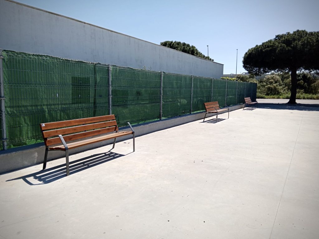 El Ayuntamiento renueva bancos, merenderos y aparcabicis en distintos puntos de Puerto Real