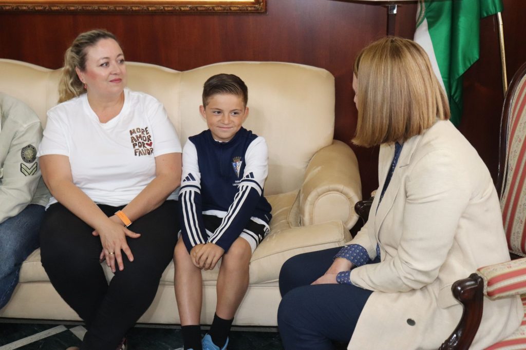La alcaldesa y la concejala de Deportes reciben al joven futbolista Fabián Lastortres Barragán
