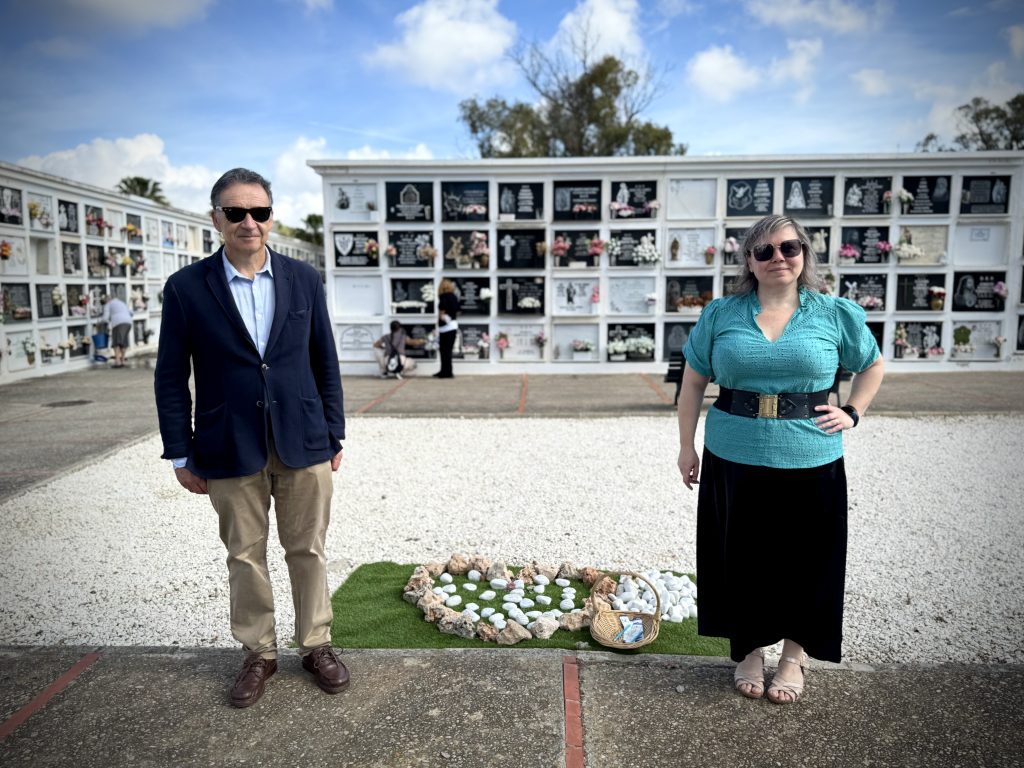 El Ayuntamiento de Puerto Real visita el Cementerio de San Roque con motivo del Día de la Madre