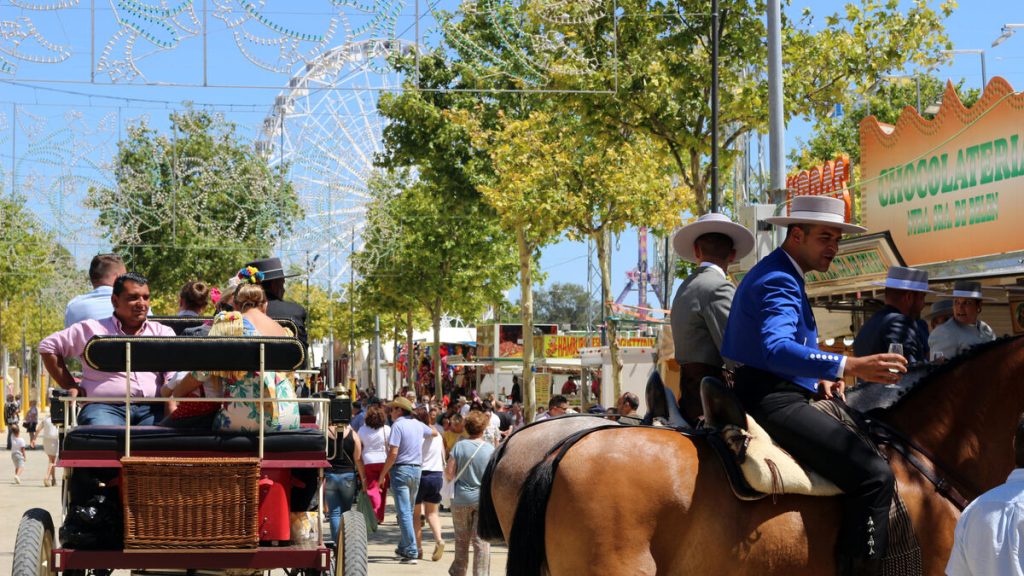 El Ayuntamiento regula el Paseo de Caballos y Enganches de la Feria 2026