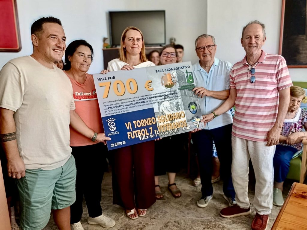 La Residencia Vedruna para Mayores y la Asociación de Reyes Magos reciben la donación del VI Torneo Solidario de Fútbol 7 de Veteranos Villa de Puerto Real