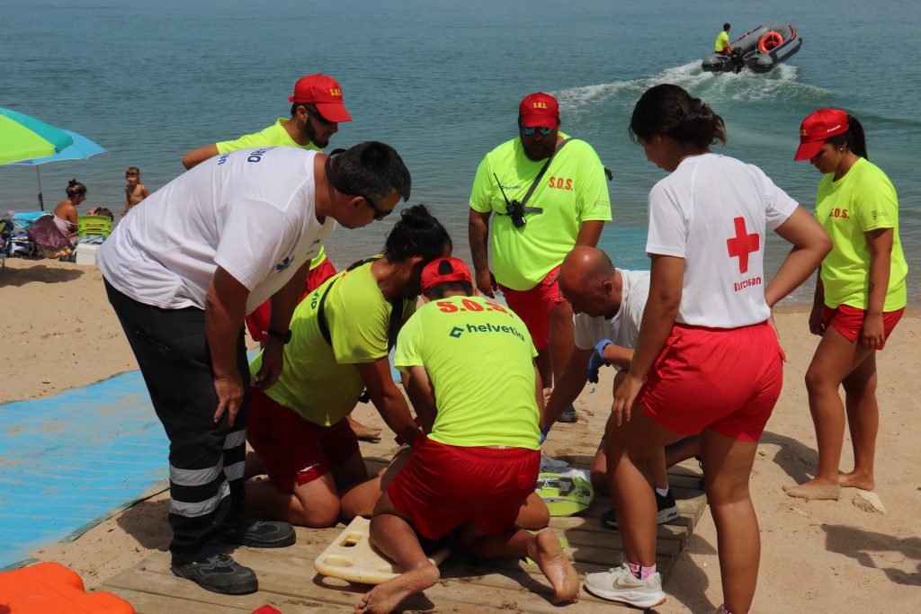 Puerto Real pone a prueba su dispositivo de salvamento y socorrismo con un simulacro de rescate en la playa de Los Espigones y La Ministra