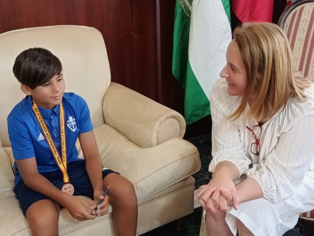 Diego León recibe el reconocimiento del Ayuntamiento tras lograr el bronce nacional con la Selección Andaluza de Fútbol Playa