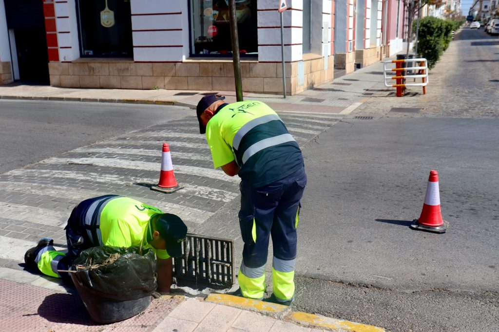 El Ayuntamiento de Puerto Real pone en marcha el plan de limpieza de imbornales para preparar la ciudad ante la próxima temporada de lluvias