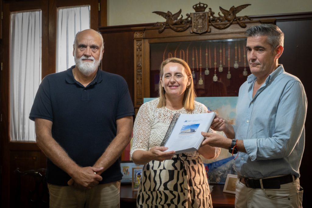 El Ayuntamiento y Diputación formalizan la entrega del proyecto de la primera fase para iniciar las obras del Pabellón Municipal de Deportes