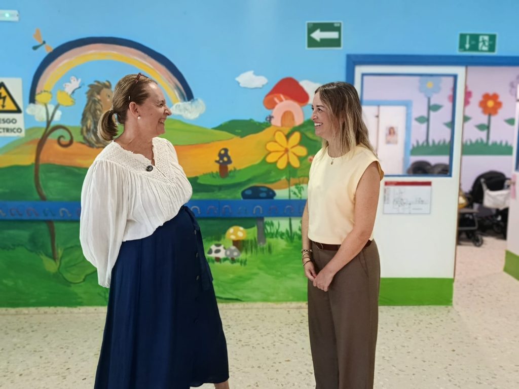 La alcaldesa Aurora Salvador visita las escuelas infantiles Cigarrón y Triqui Traque en el inicio del curso escolar