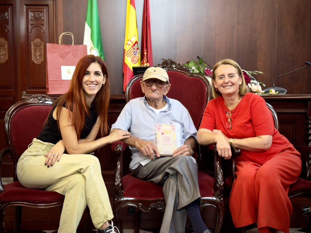 El Ayuntamiento homenajea a María Sierra y Manuel Rosendo, las personas más longevas de Puerto Real