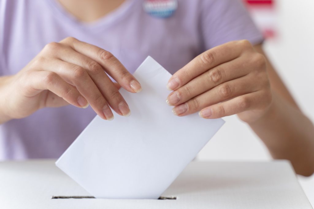 Información sobre la exposición de listas electorales y cambios en colegios electorales